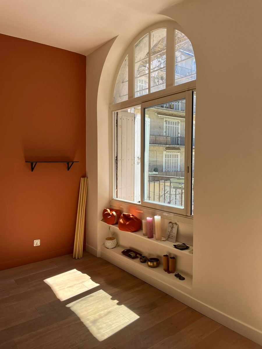 La lumière du matin sur le parquet, sous une fenêtre en arc